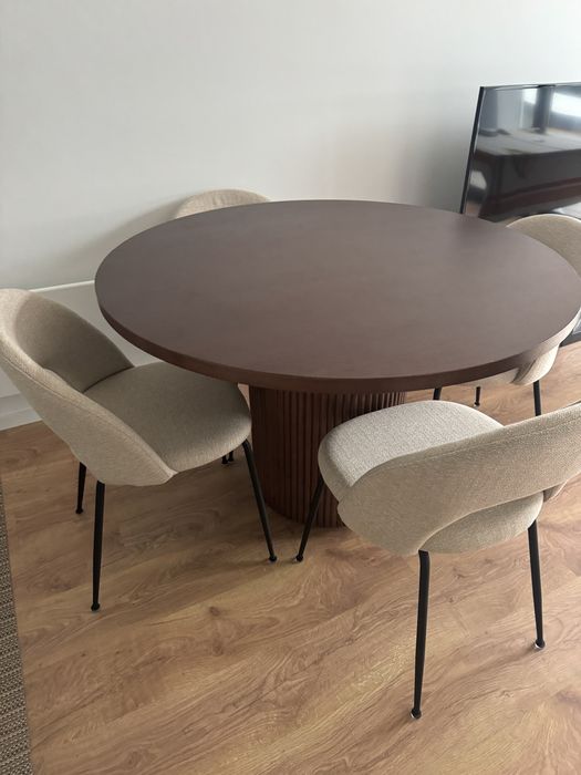 Mesa e cadeiras de jantar