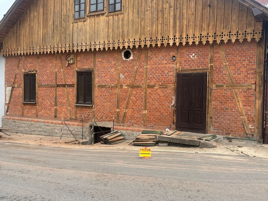 Piaskowanie stali, sodowanie cegły, czyszczenie kamienia.