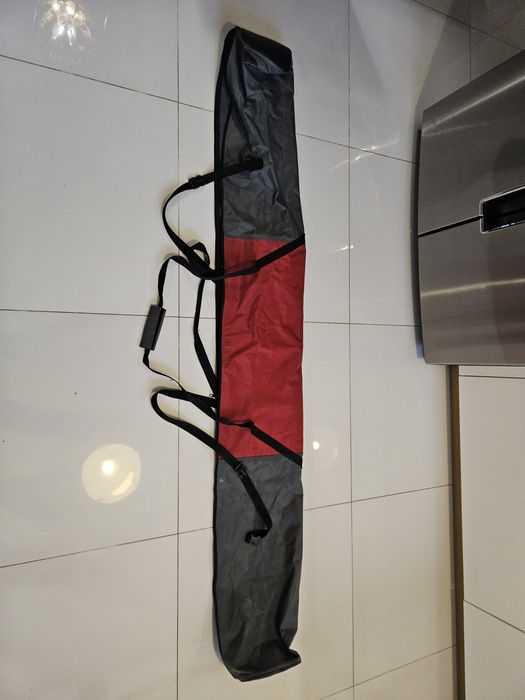 Bardzo porządny pokrowiec na narty.  Długość 180cm