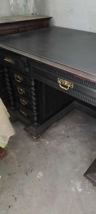 Secretária e cadeira de torcidos e tremidos