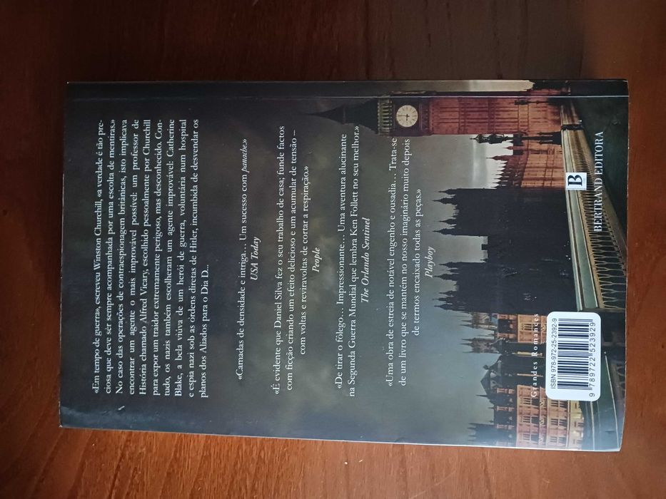 Livro O Espião Improvável, de Daniel Silva