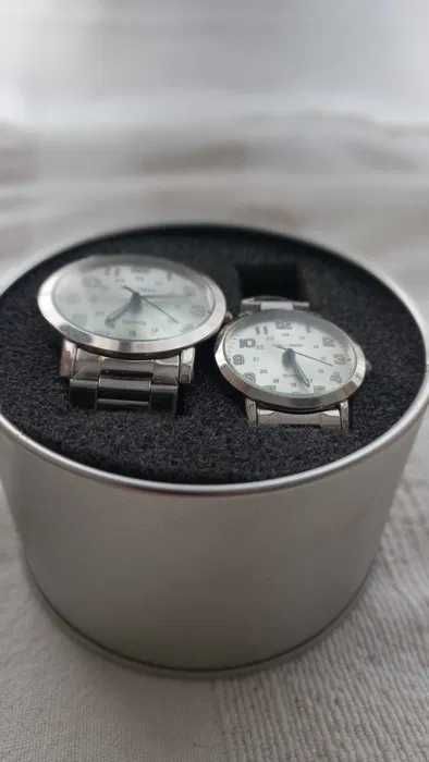 Zestaw dwóch zegarków - nowy, elegancki w metalowej puszce