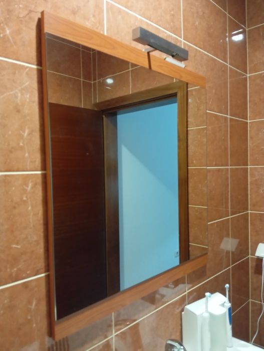 Móvel lavatório torneira e espelho casa de banho