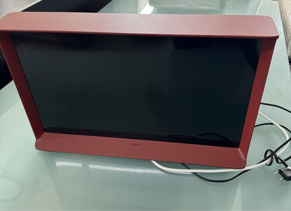 2 televisores de colecao exclusiva da Samsung, uma em bordeaux e outra