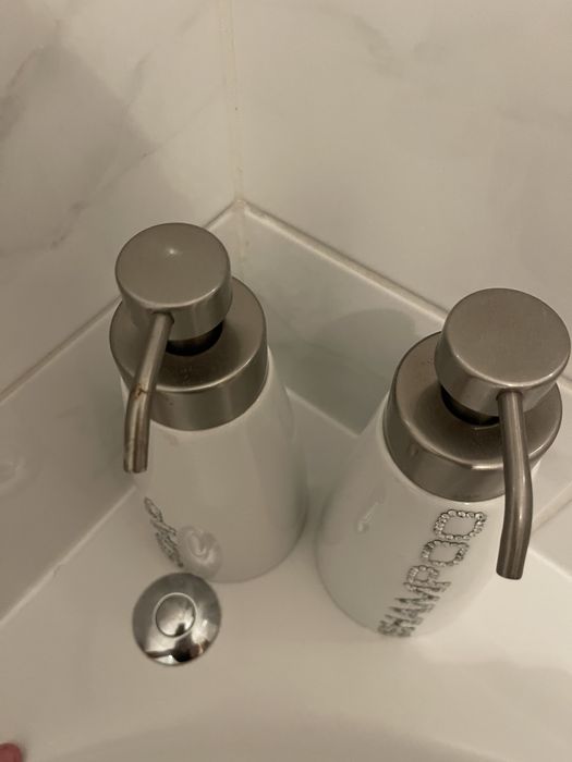 Conjunto- Dispensador de champô e gel de banho