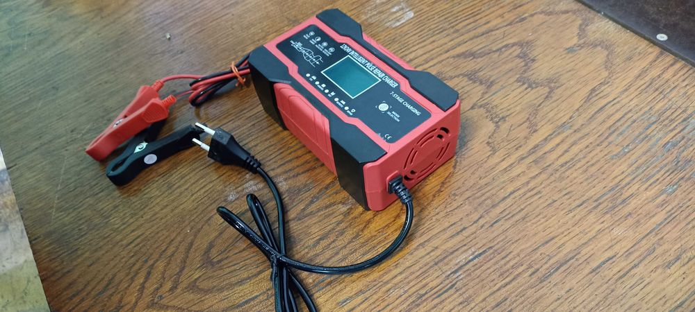 Зарядное устройство для аккумулятора авто 12v /24v до 10 а. импульсное