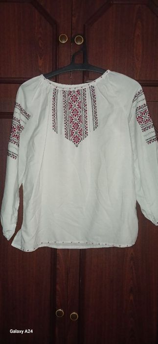 Вишиванка та вишита футболка