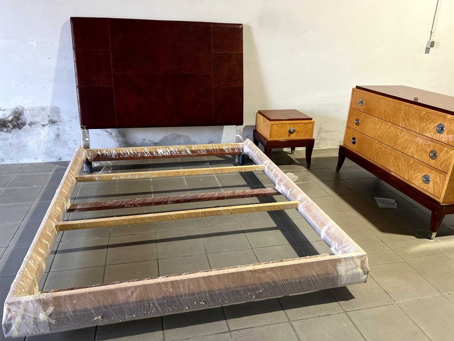 Mobília de Quarto Completa – Cama de Casal com Cabeceira em Pele, Cómoda e Mesa de Cabeceira