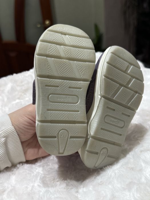 Взутя на дівчинку