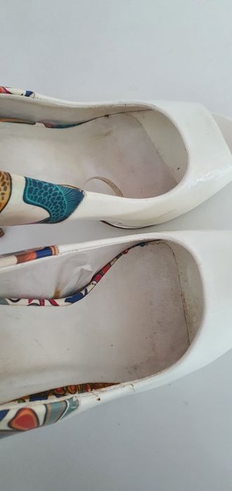 Szpilki korowe platformy lakierowane  kwiaty