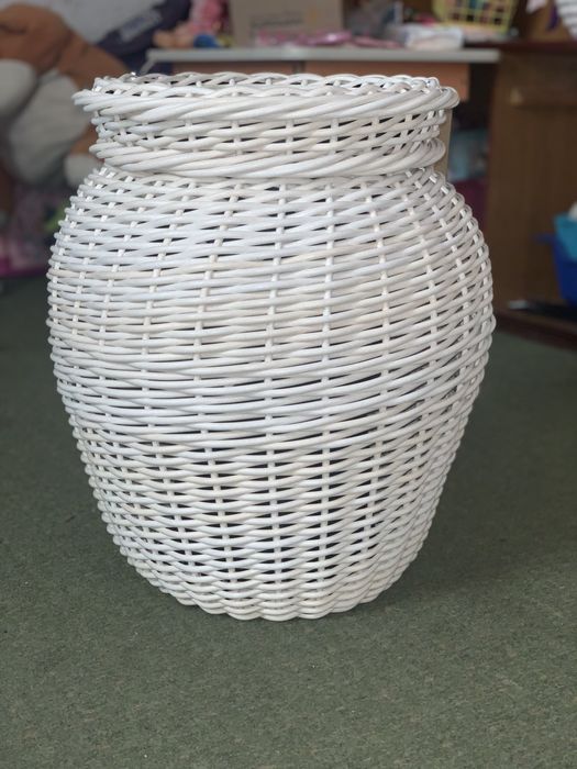 Елегантна ваза зі штучного ротангу