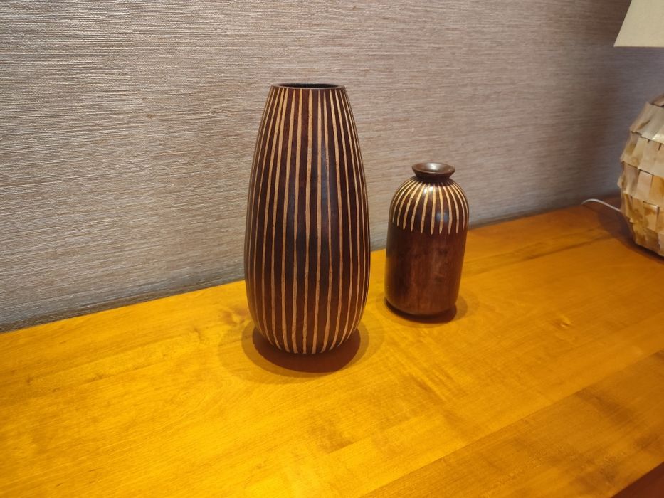 Conjunto de 2 Jarras Decorativas em Madeira - Design Único