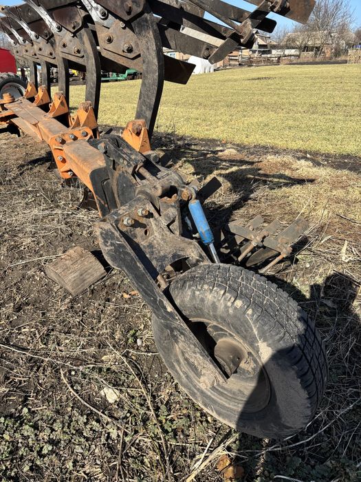 Плуг оборотний , навісний . 4+1 , смуговий відвал