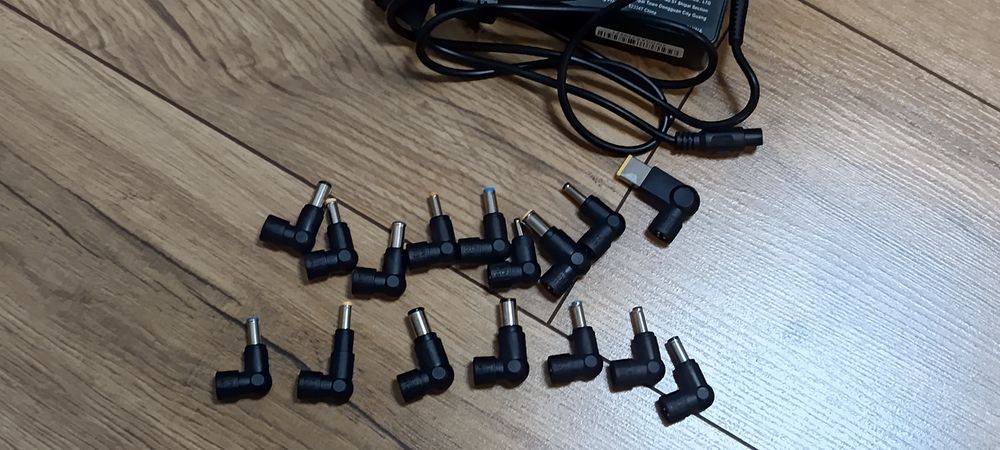 Uniwersalny zasilacz sieciowy 90 W, ładowarka do laptopa, 16w1