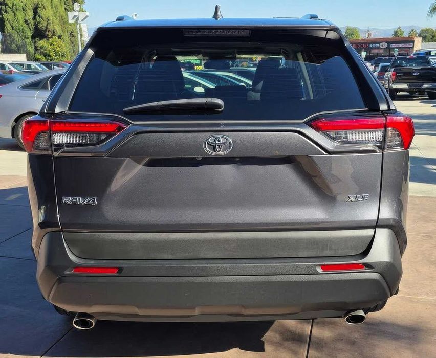 Toyota RAV4      2021