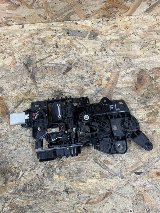 Ручка дверей Rivian