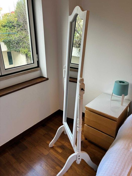 Espelho de pé branco