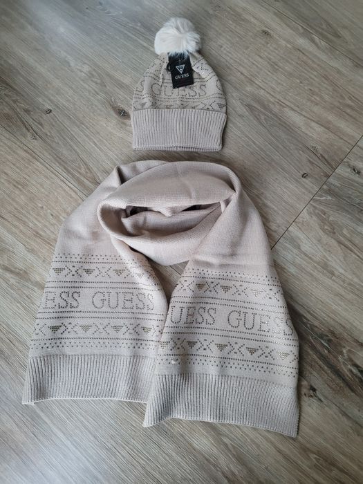 Komplet czapka i szalik Guess
