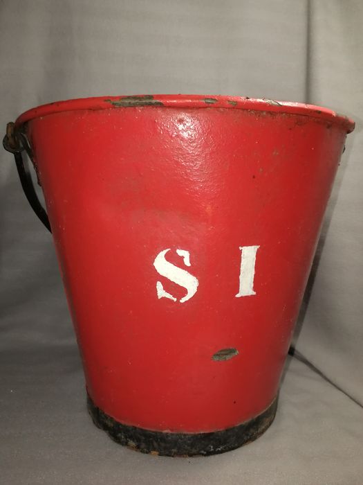Balde de metal antiga estação de serviço