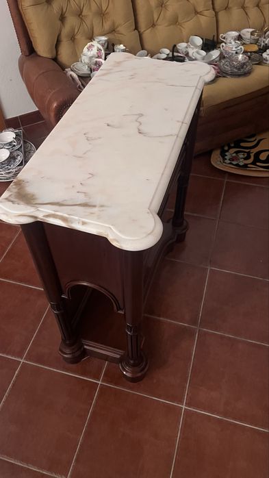 Mesa de entrada com tampo em marmore feito