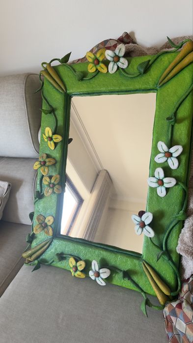 Espelho com moldura em espuma