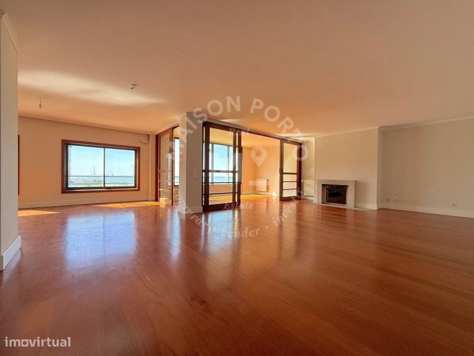Apartamento T4 com 2 Suites, Vista Mar, Box Fechada e Arrumos em Le...