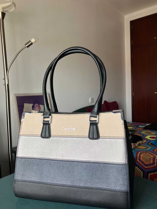 Carteira  da marca  conceituada, Calvin Klein. É muito elegante