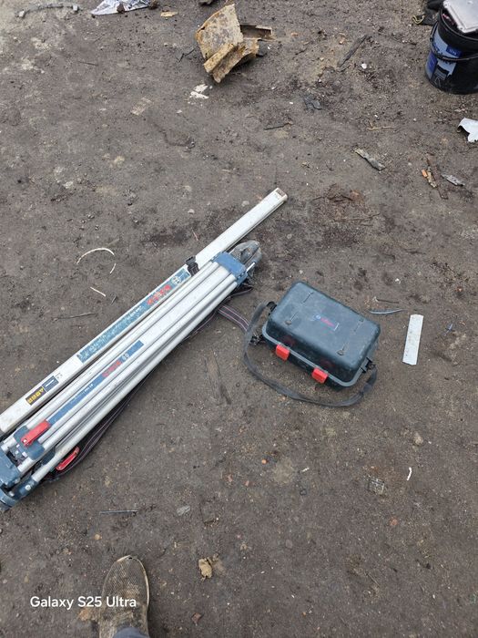 Sprzedam niwelator komplet z stojakiem .