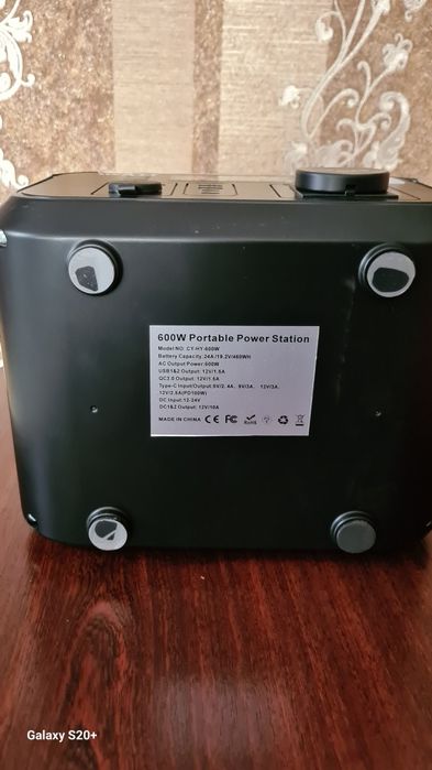 Зарядна станція с беспроводной зарядкой