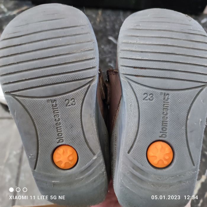 Sapatos para criança o preço 15€ cada