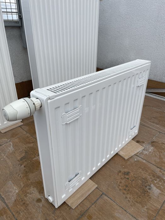 3 Grzejnki panelowe z glowicami termostatycznymj Danfoss