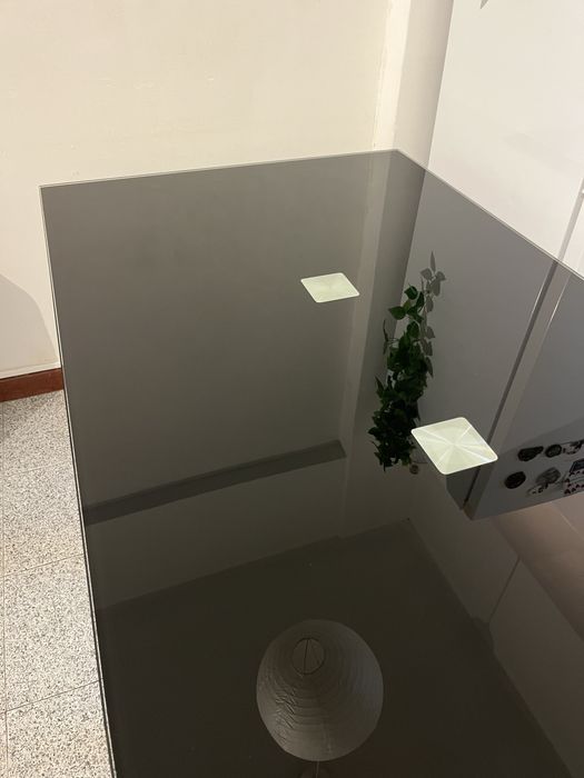 Mesa de vidro temperado, preta e prateado