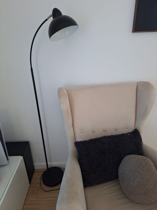 Lampa czarna podłogowa Jysk rezerwacja