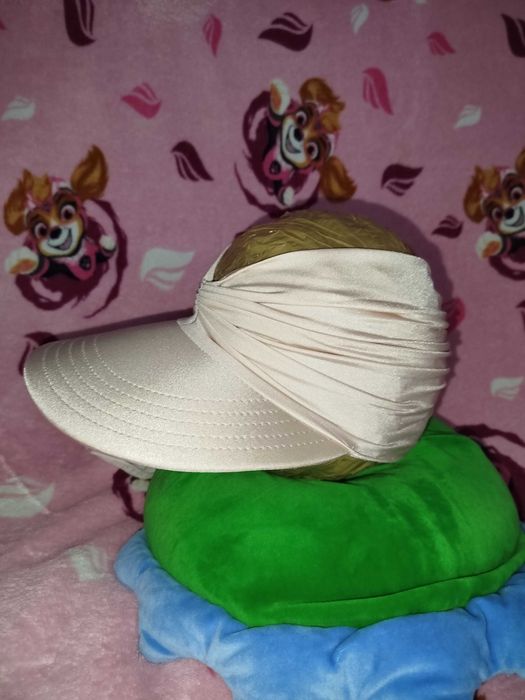 Czapka z daszkiem (bejsbolówka) z otworem na kucyk.