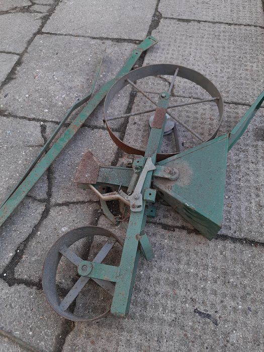 Reczny siewnik taczkowy do warzyw