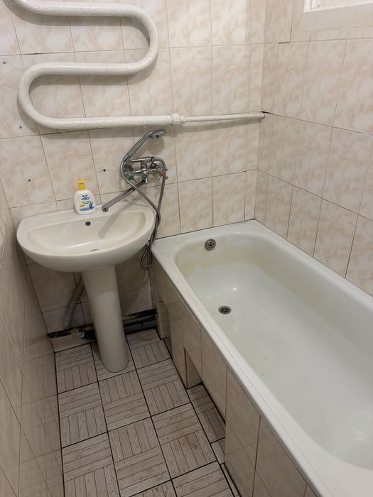 Продам 2-х кімнатну квартиру в центрі с.Шишаки з гаражем.