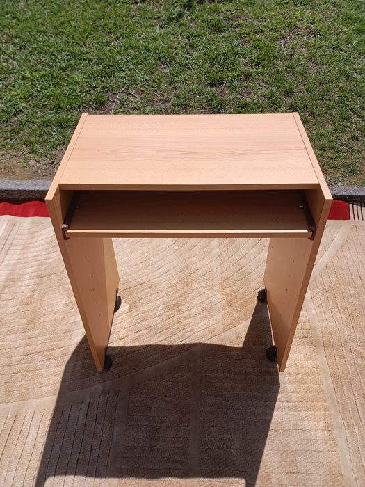 Secretaria em madeira com rodas e mesa extensível.
Medidas:78cm altura 
63 cm frente/42 fundo
66cm com mesa extensível