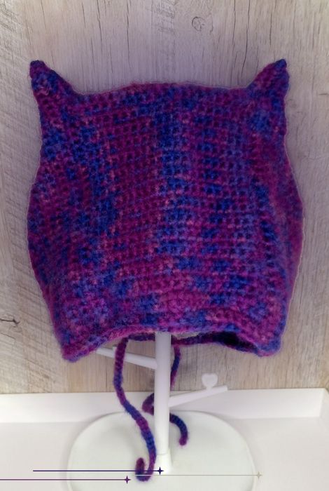 В'язаний чепчик з ріжками