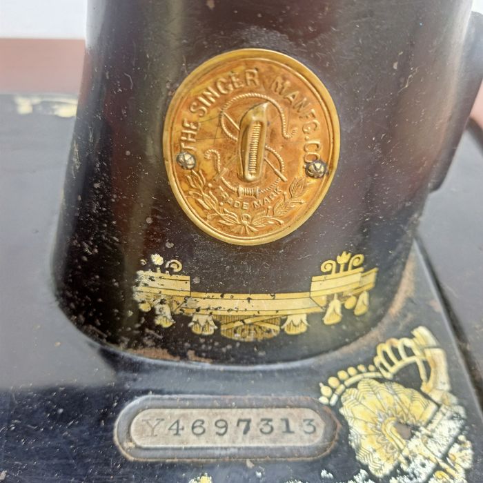Швейна машинка Singer зі станиною