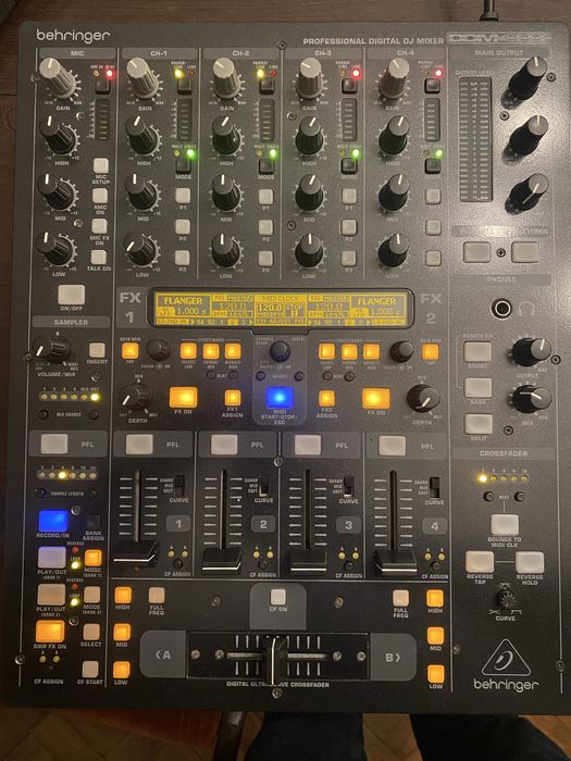 Mesa de mistura Behringer DDM 4000