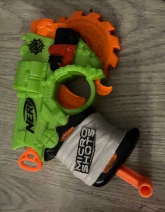 Lote Nerf + 3 pistolas MicroShots + caixa com dardos - 15€