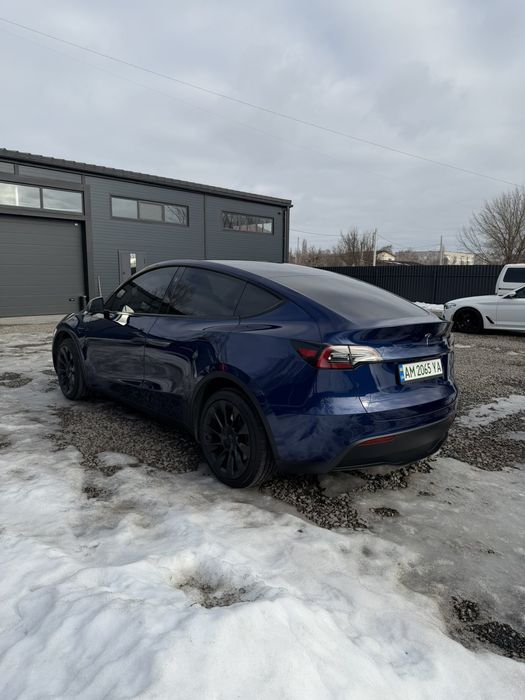 Tesla model Y 2024