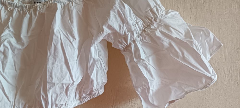 Топ bershka у білому кольорі