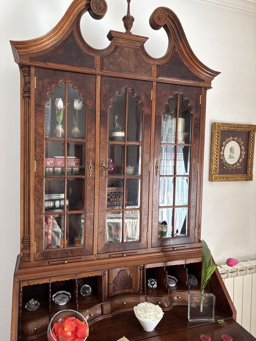 Escrevaninha antiga bem conservada