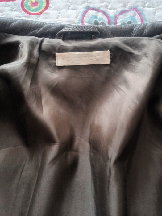 Casaco curto cintado. em pele cor verde tropa