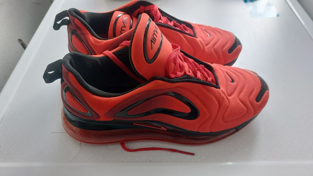 Sapatos da marca Nik em bom estado.