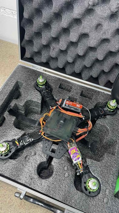 Квадрокоптер у валізі + пульт Quanum