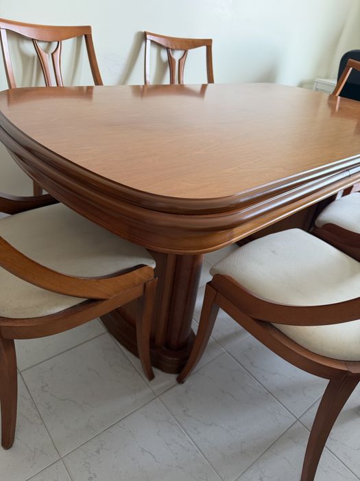 Mesa de madeira extensível c/ 6 cadeiras