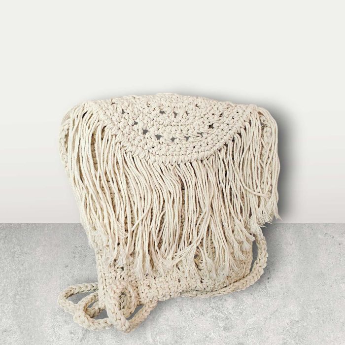 Mała torebka szydełkowa z frędzlami boho makrama biała/ecru