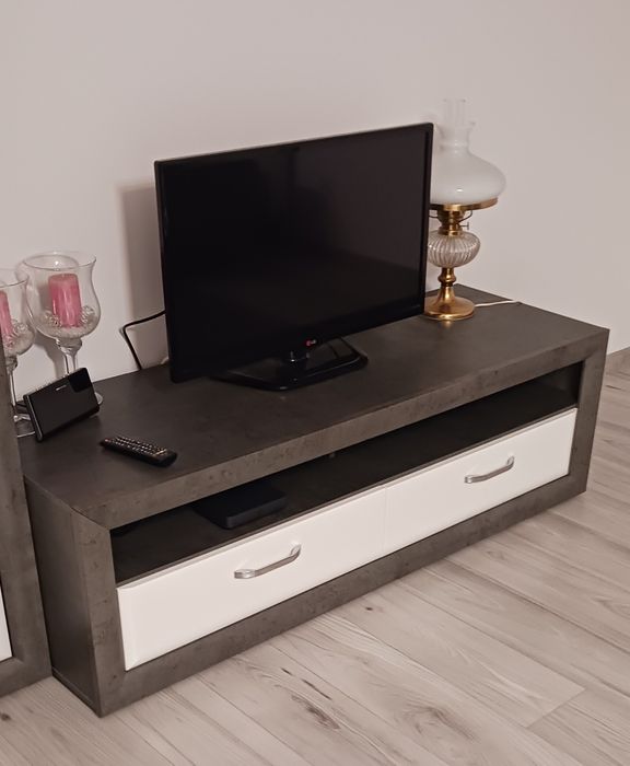 Komplet szafek ze stolikiem